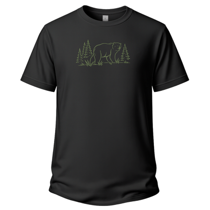 schwarzes Wander T-Shirt mit Bären-Silhouette, Tannen und ruhigem Waldmotiv.