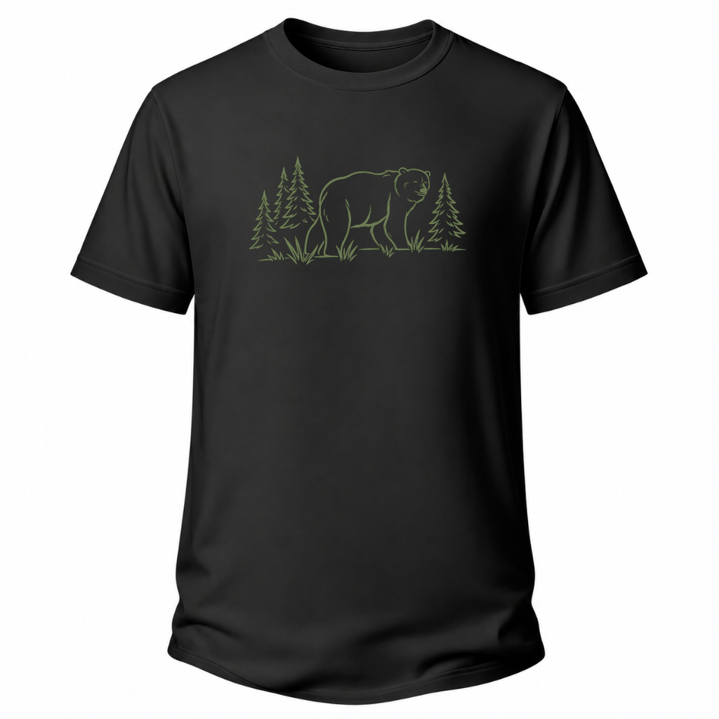 schwarzes Wander T-Shirt mit Bären-Silhouette, Tannen und ruhigem Waldmotiv.