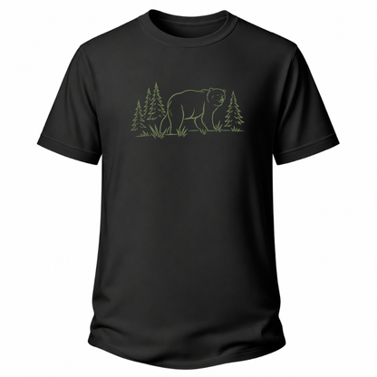 schwarzes Wander T-Shirt mit Bären-Silhouette, Tannen und ruhigem Waldmotiv.