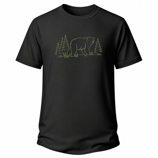 schwarzes Wander T-Shirt mit Bären-Silhouette, Tannen und ruhigem Waldmotiv.