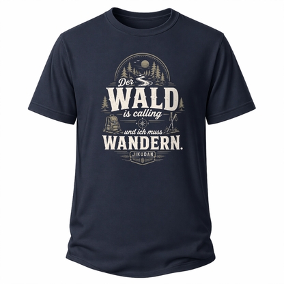 Dunkelblaues Wander-T-Shirt mit Schriftzug „Der WALD is calling und ich muss wandern.“, Waldmotiv, Wanderweg, Rucksack, Kompass, Wanderstöcken und kleinem Jikudan-Logo.