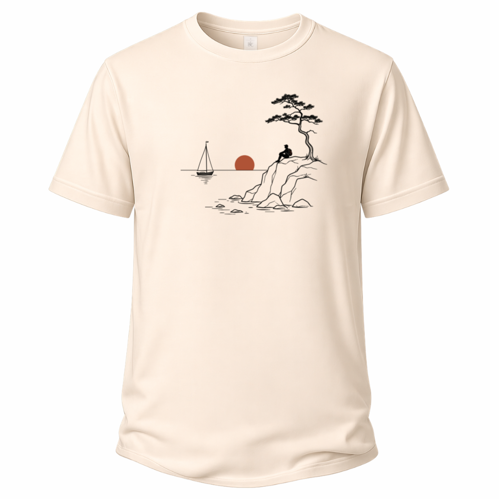 Beiges Wander T-Shirt mit minimalistischer Liniengrafik: Wanderer an der Felsküste, Segelboot und Abendsonne. Für ruhige Outdoor-Momente.