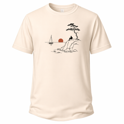 Beiges Wander T-Shirt mit minimalistischer Liniengrafik: Wanderer an der Felsküste, Segelboot und Abendsonne. Für ruhige Outdoor-Momente.