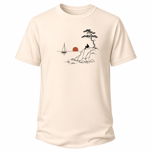 Beiges Wander T-Shirt mit minimalistischer Liniengrafik: Wanderer an der Felsküste, Segelboot und Abendsonne. Für ruhige Outdoor-Momente.