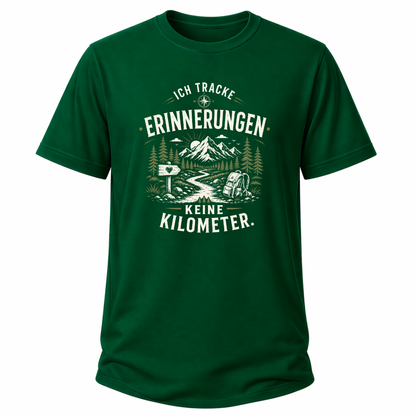 Grünes Wander-T-Shirt mit Spruch „Ich tracke Erinnerungen, keine Kilometer“ und heller Naturgrafik mit Wanderweg, Bergen und Bäumen.