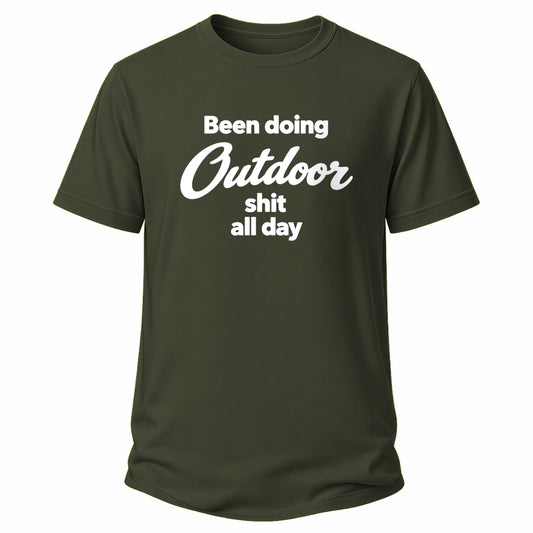 Olivgrünes Wander-T-Shirt mit weißem Schriftzug „Been doing Outdoor shit all day“. Das Wort „Outdoor“ ist groß und geschwungen gestaltet.