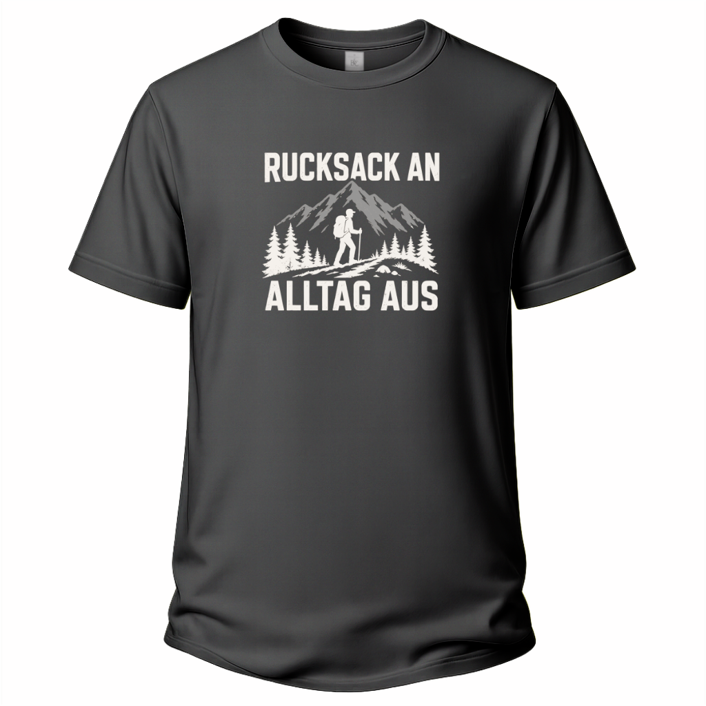 Graues Wander T-Shirt mit Aufdruck „Rucksack an, Alltag aus“, Bergen, Tannen und Wanderer.