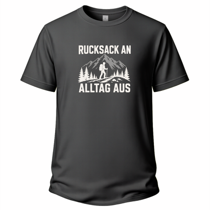 Graues Wander T-Shirt mit Aufdruck „Rucksack an, Alltag aus“, Bergen, Tannen und Wanderer.