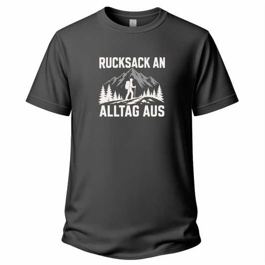 Graues Wander T-Shirt mit Aufdruck „Rucksack an, Alltag aus“, Bergen, Tannen und Wanderer.