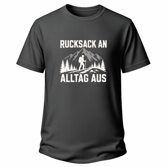 Graues Wander T-Shirt mit Aufdruck „Rucksack an, Alltag aus“, Bergen, Tannen und Wanderer.