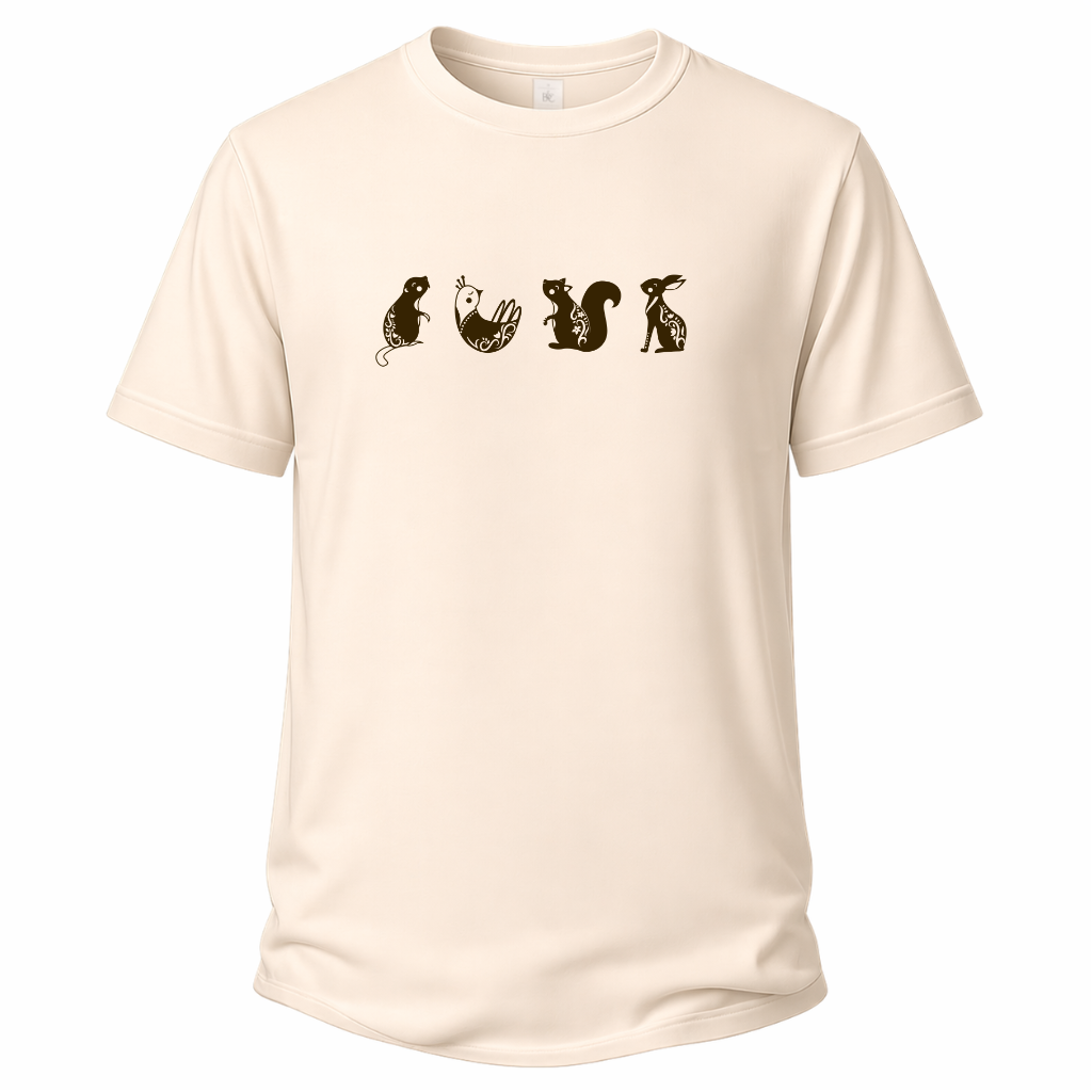 Cremefarbenes T-Shirt mit kleinen Waldtieren als dezente braune Liniengrafik.