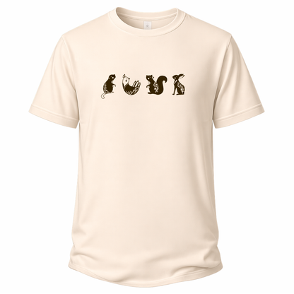 Cremefarbenes T-Shirt mit kleinen Waldtieren als dezente braune Liniengrafik.