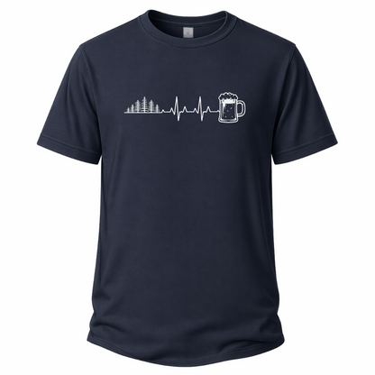 Navi blaues Wander T-Shirt mit Herzschlag-Motiv aus Wald, Bäumen und Bierglas.