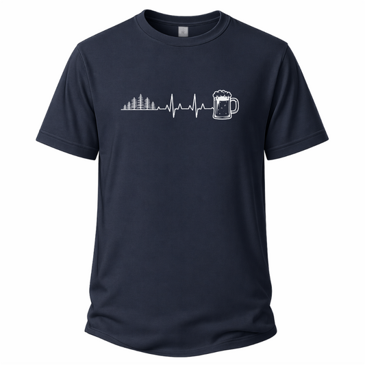Navi blaues Wander T-Shirt mit Herzschlag-Motiv aus Wald, Bäumen und Bierglas.