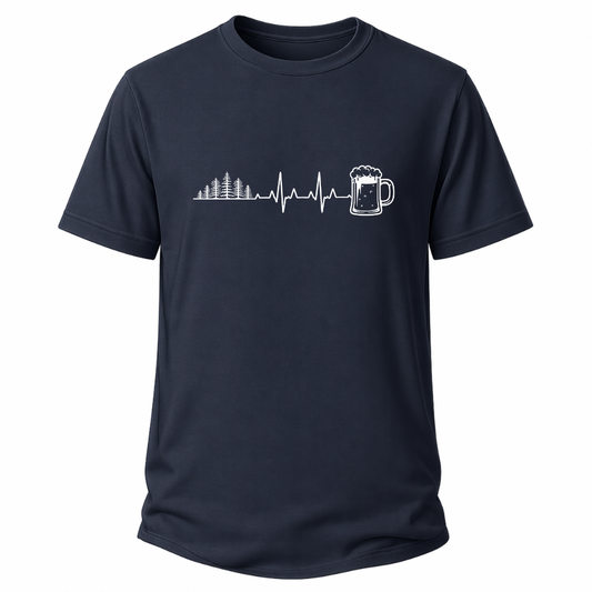 Navi blaues Wander T-Shirt mit Herzschlag-Motiv aus Wald, Bäumen und Bierglas.
