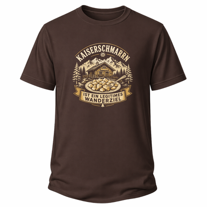 Braunes Wander-T-Shirt mit Spruch „Kaiserschmarrn ist ein legitimes Wanderziel“, Berghütte, Bergen, Tannen und Kaiserschmarrn-Teller.