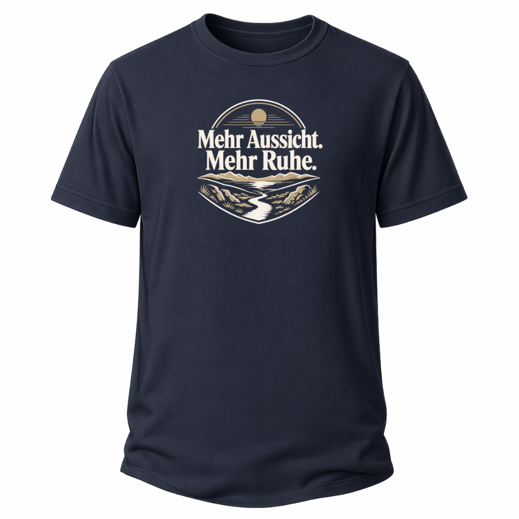 Navi Blaues Wander-T-Shirt mit Spruch „Mehr Aussicht. Mehr Ruhe.“ und Landschaftsmotiv mit Bergen, Weg und Sonne.