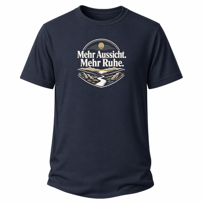 Navi Blaues Wander-T-Shirt mit Spruch „Mehr Aussicht. Mehr Ruhe.“ und Landschaftsmotiv mit Bergen, Weg und Sonne.