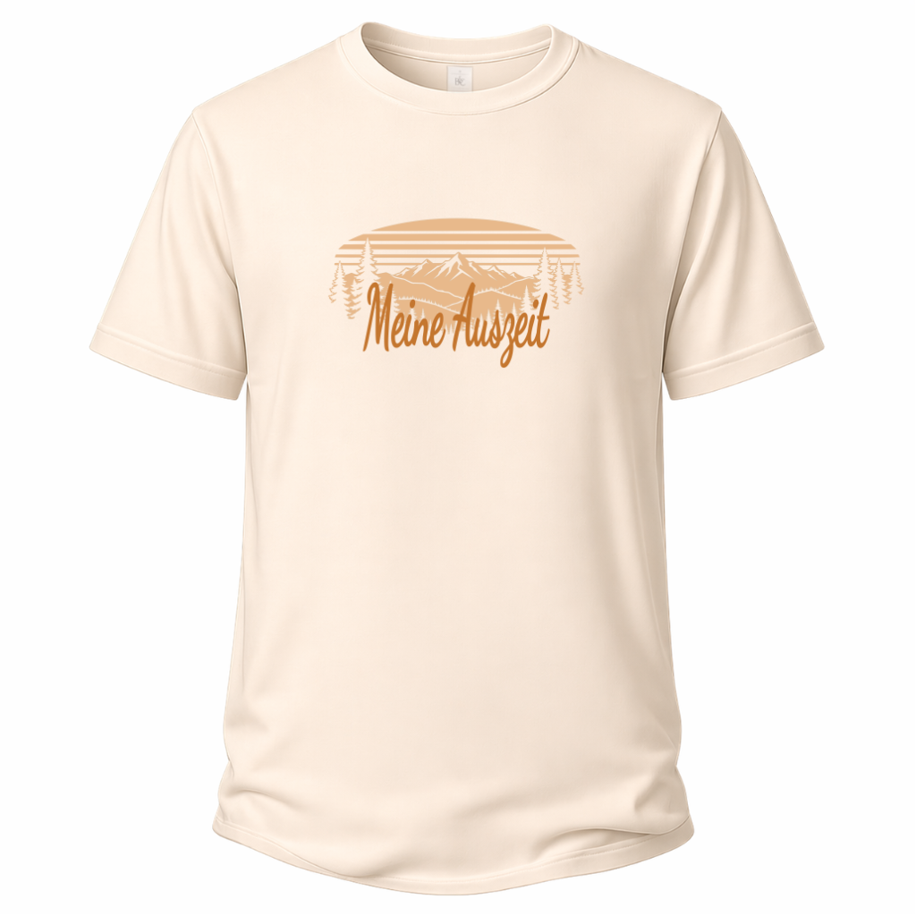 Beiges Wander T-Shirt mit Spruch „Meine Auszeit“ und Outdoor-Motiv mit Bergen, Wald, Tannen und Sonnenuntergang.