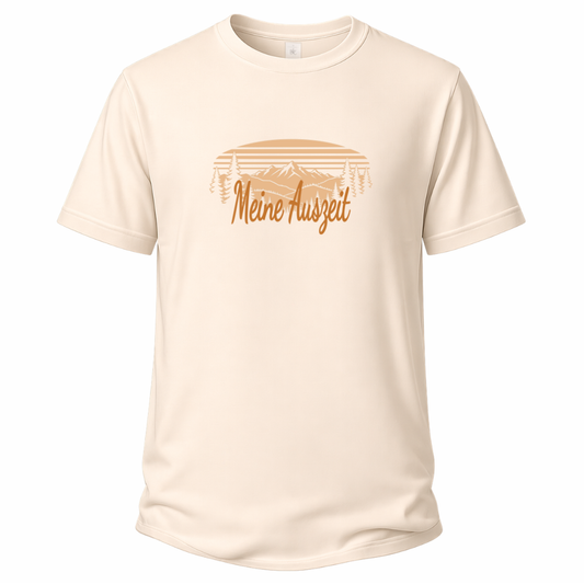 Beiges Wander T-Shirt mit Spruch „Meine Auszeit“ und Outdoor-Motiv mit Bergen, Wald, Tannen und Sonnenuntergang.