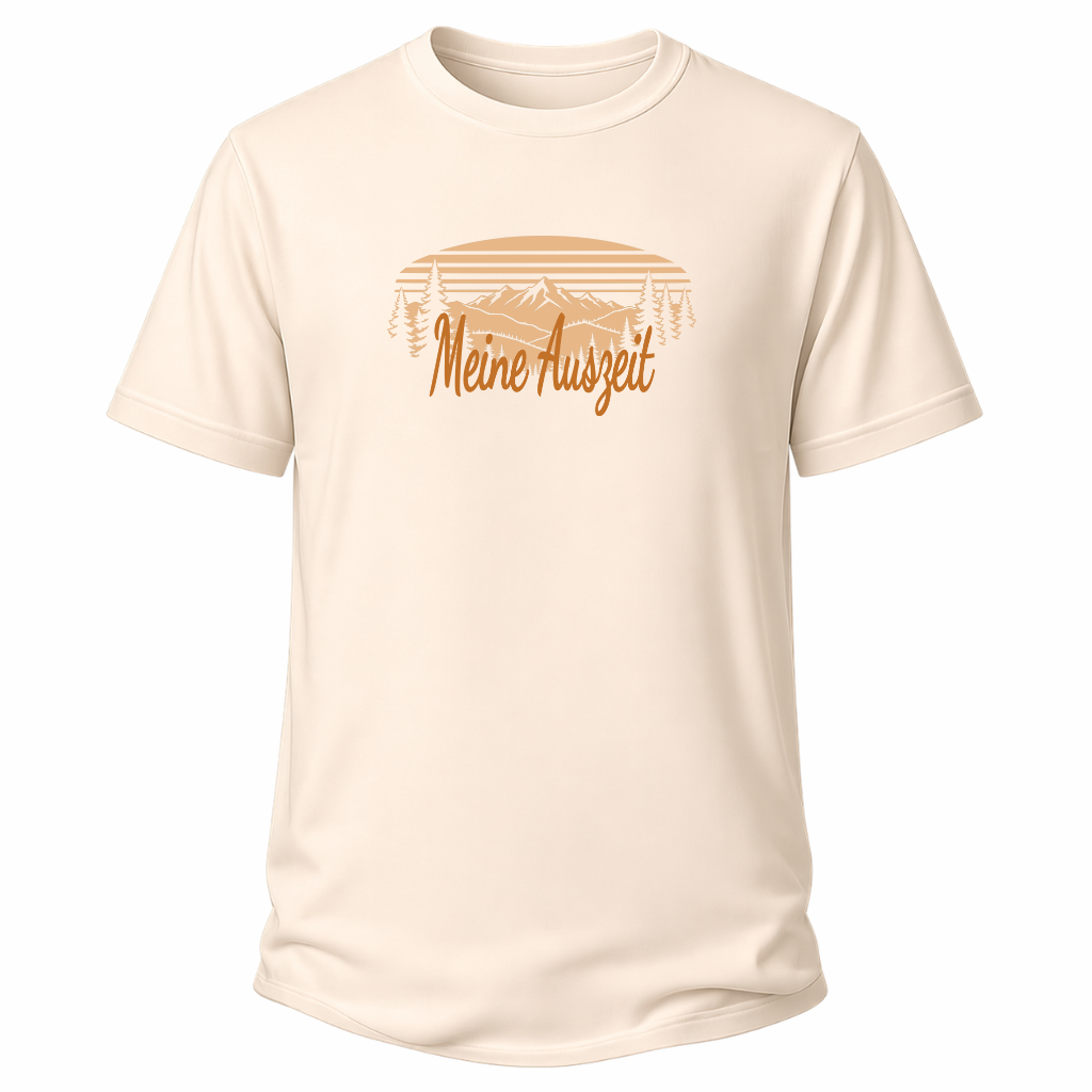 Beiges Wander T-Shirt mit Spruch „Meine Auszeit“ und Outdoor-Motiv mit Bergen, Wald, Tannen und Sonnenuntergang.