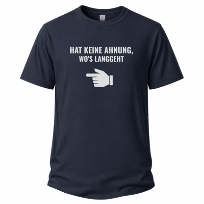 Navi  Blaues Wander T-Shirt mit Spruch „Hat keine Ahnung, wo’s langgeht“ und weißer Zeigehand.