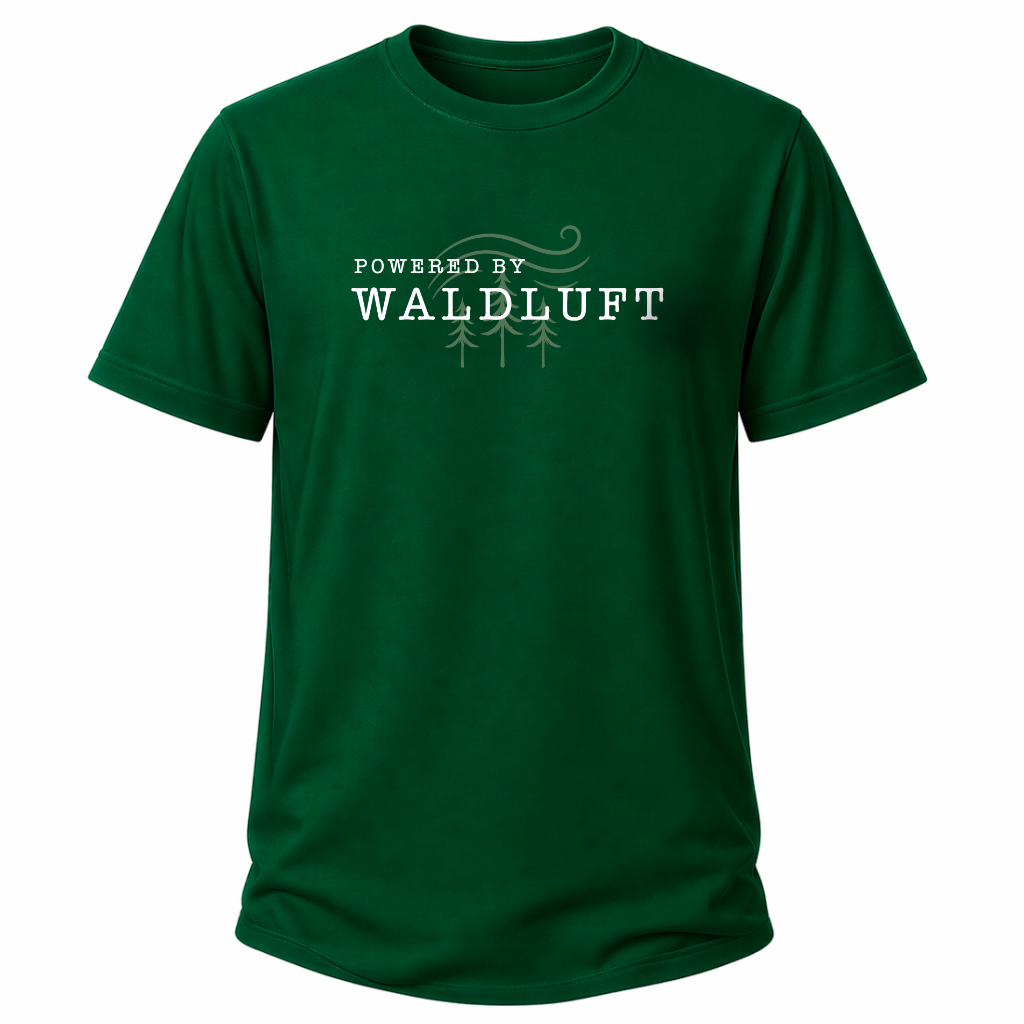 Grünes Wander - T-Shirt mit Schriftzug „Powered by Waldluft“ und dezentem Wald- und Windsymbol.