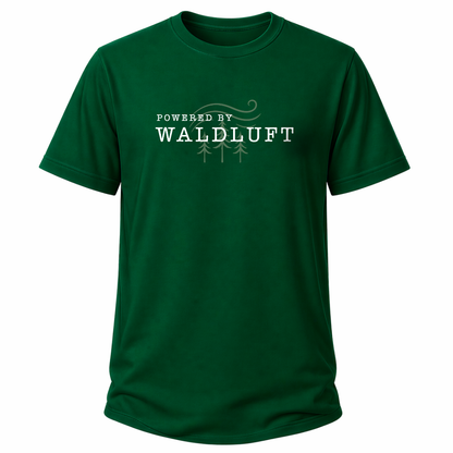 Grünes Wander - T-Shirt mit Schriftzug „Powered by Waldluft“ und dezentem Wald- und Windsymbol.