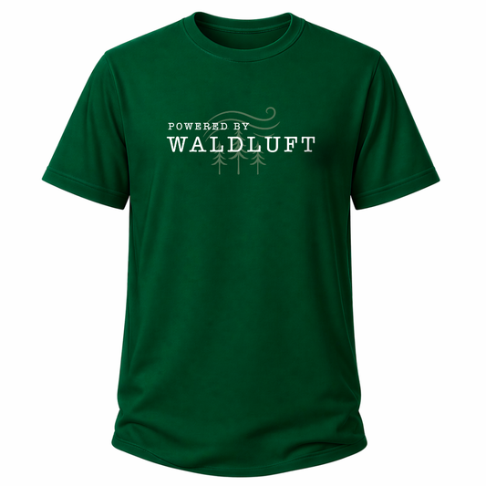 Grünes Wander - T-Shirt mit Schriftzug „Powered by Waldluft“ und dezentem Wald- und Windsymbol.