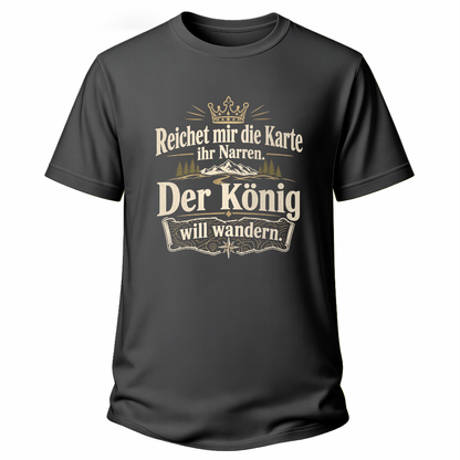 Graues Wander T-Shirt mit Spruch „Reichet mir die Karte ihr Narren. Der König will wandern.“ und Outdoor-Motiv mit Krone, Bergen, Tannen und Kompass.