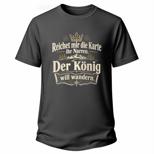 Graues Wander T-Shirt mit Spruch „Reichet mir die Karte ihr Narren. Der König will wandern.“ und Outdoor-Motiv mit Krone, Bergen, Tannen und Kompass.