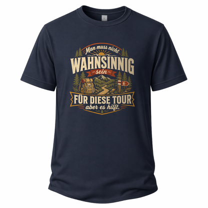 Navy Blaues Wander-T-Shirt mit humorvollem Motiv „Man muss nicht wahnsinnig sein für diese Tour, aber es hilft“, Berglandschaft, Wald, Rucksack und Wegweiser.