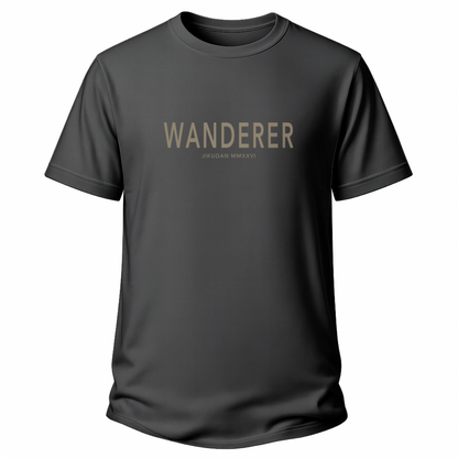 Dunkelgraues Wander-T-Shirt mit schlichtem WANDERER-Schriftzug und kleiner JIKUDAN MMXXVI-Zeile auf der Brust.