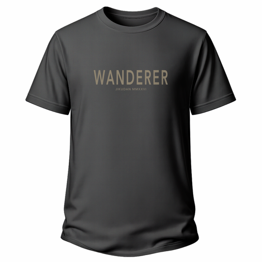 Dunkelgraues Wander-T-Shirt mit schlichtem WANDERER-Schriftzug und kleiner JIKUDAN MMXXVI-Zeile auf der Brust.