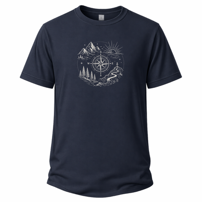 Blaues Wander T-Shirt mit feinem Kompassmotiv, Bergen, Wald, Sonnenaufgang und geschwungenem Weg.