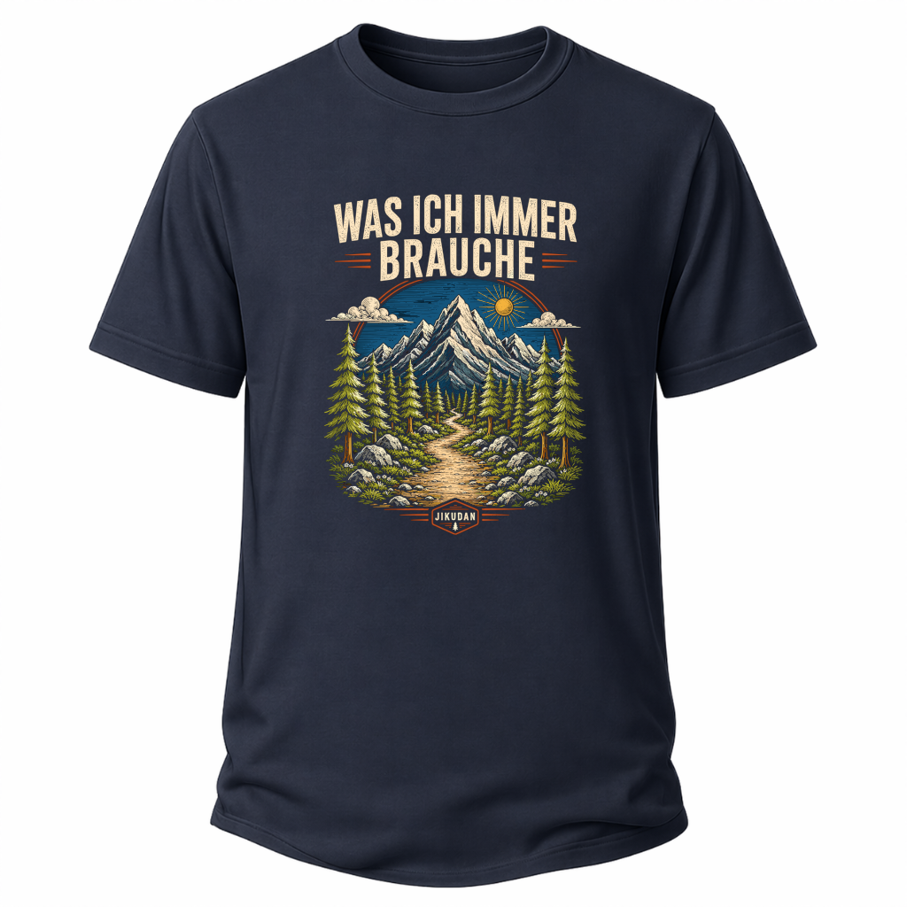 Blaues Wander-T-Shirt mit dem Spruch „WAS ICH IMMER BRAUCHE“ und detailreicher Berg-, Wald- und Wanderweg-Grafik. Mit dezent integriertem JIKUDAN-Logo.