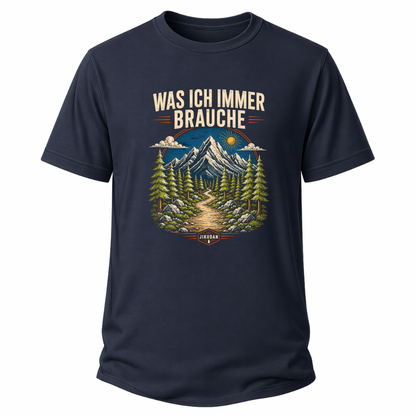 Blaues Wander-T-Shirt mit dem Spruch „WAS ICH IMMER BRAUCHE“ und detailreicher Berg-, Wald- und Wanderweg-Grafik. Mit dezent integriertem JIKUDAN-Logo.