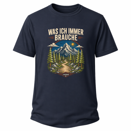 Blaues Wander-T-Shirt mit dem Spruch „WAS ICH IMMER BRAUCHE“ und detailreicher Berg-, Wald- und Wanderweg-Grafik. Mit dezent integriertem JIKUDAN-Logo.