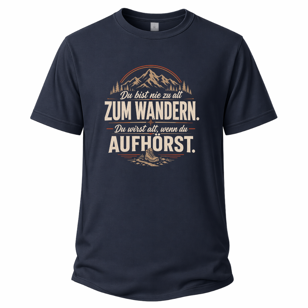 Navy blaues Wander-T-Shirt mit Spruch „Du bist nie zu alt zum Wandern. Du wirst alt, wenn du aufhörst.“, Bergmotiv, Wald und Wanderschuh.