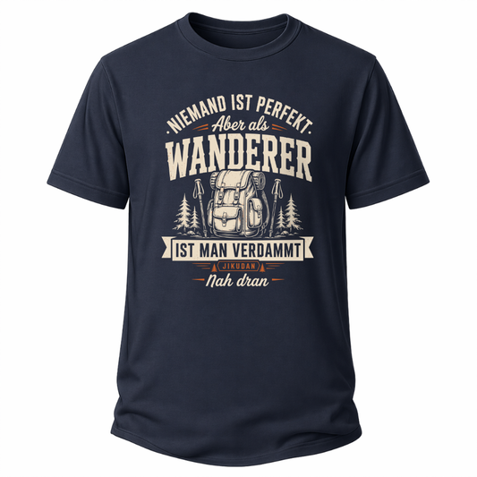 Blaues Wander-T-Shirt mit Spruch „Niemand ist perfekt. Aber als Wanderer ist man verdammt nah dran.“, Rucksackmotiv und kleinem Jikudan-Logo.