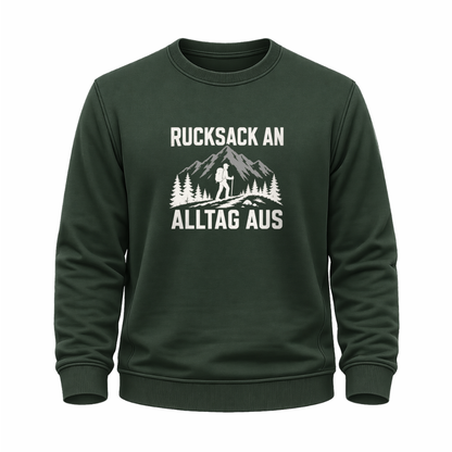 Grünes Wander Sweatshirt mit Aufdruck „Rucksack an, Alltag aus“, Bergen, Tannen und Wanderer.