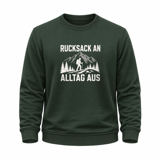 Grünes Wander Sweatshirt mit Aufdruck „Rucksack an, Alltag aus“, Bergen, Tannen und Wanderer.