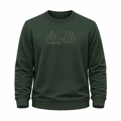 Grünes Wander Sweatshirt mit Bären-Silhouette, Tannen und ruhigem Waldmotiv.