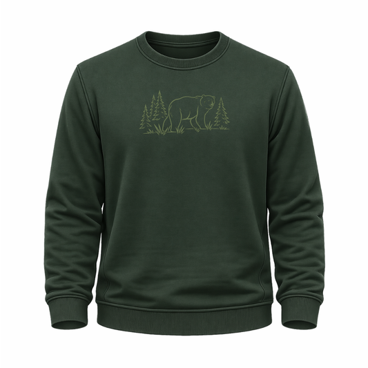 Grünes Wander Sweatshirt mit Bären-Silhouette, Tannen und ruhigem Waldmotiv.