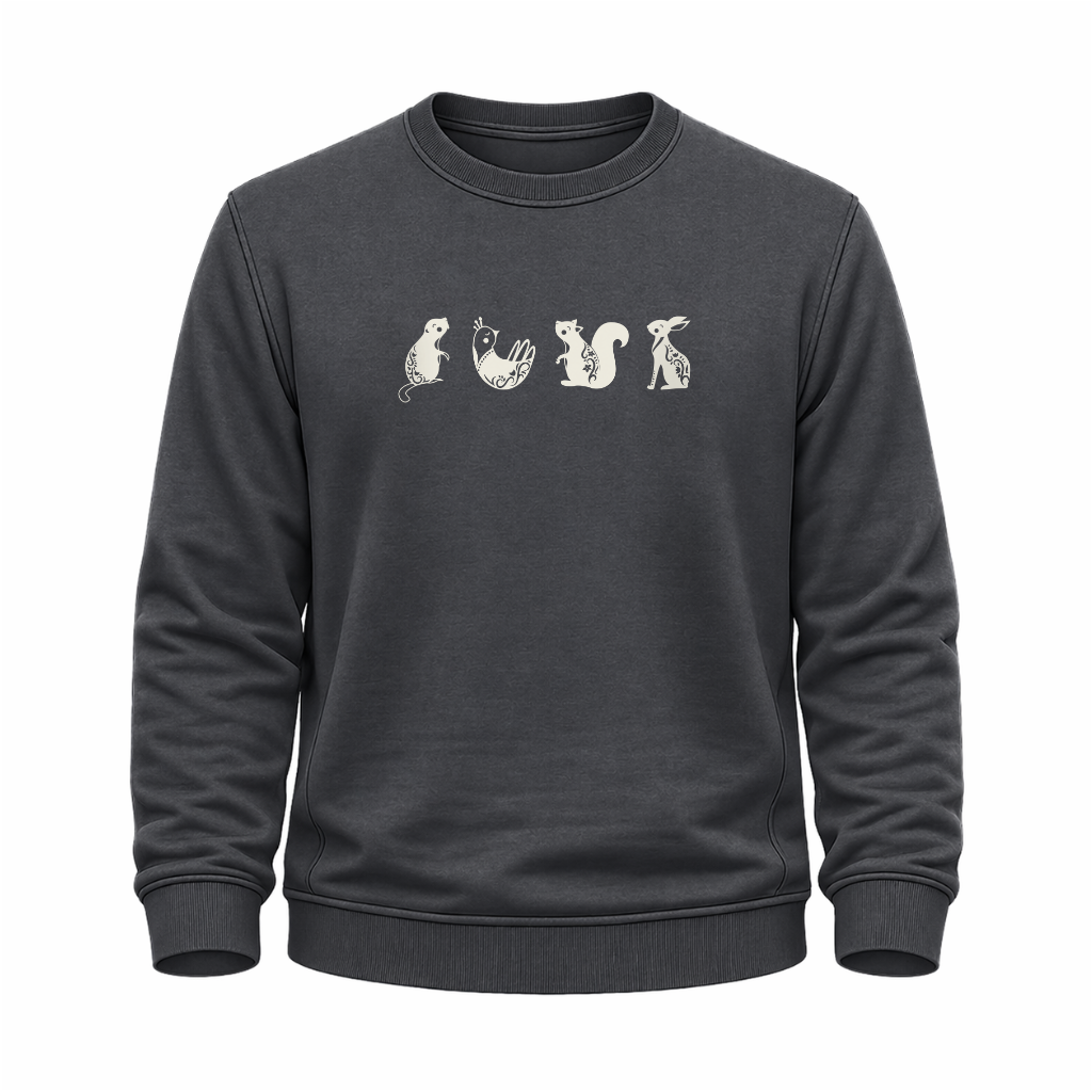 Graues Sweatshirt mit kleinen Waldtieren als dezente  Liniengrafik.