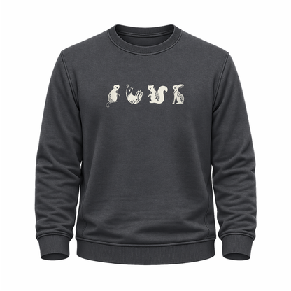 Graues Sweatshirt mit kleinen Waldtieren als dezente  Liniengrafik.