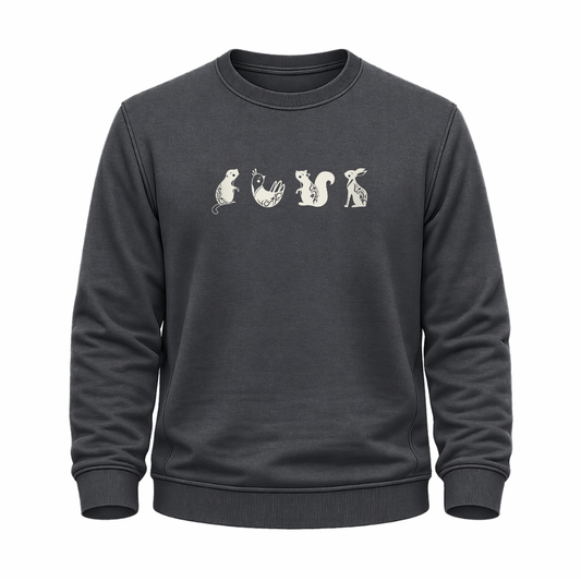 Graues Sweatshirt mit kleinen Waldtieren als dezente  Liniengrafik.
