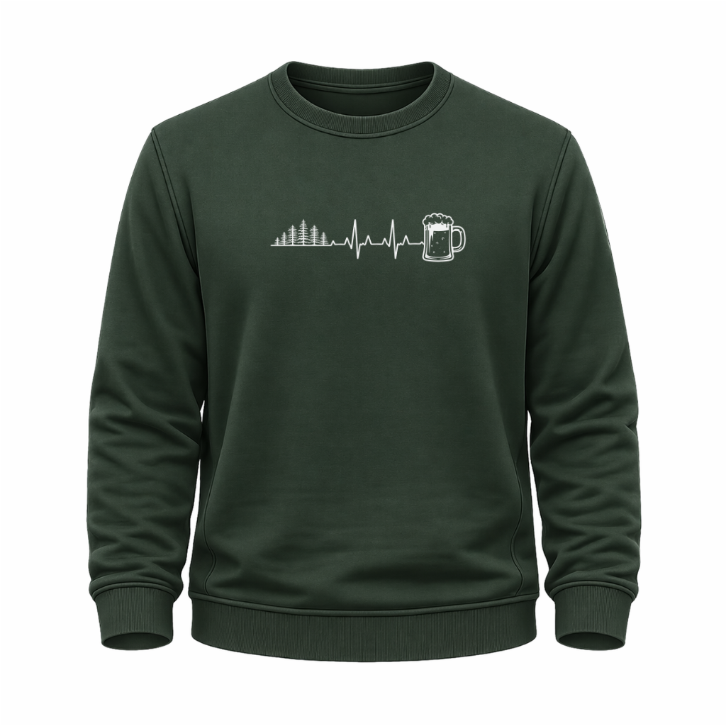 Grünes Wander Sweatshirt mit Herzschlag-Motiv aus Wald, Bäumen und Bierglas.