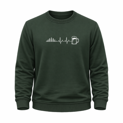 Grünes Wander Sweatshirt mit Herzschlag-Motiv aus Wald, Bäumen und Bierglas.