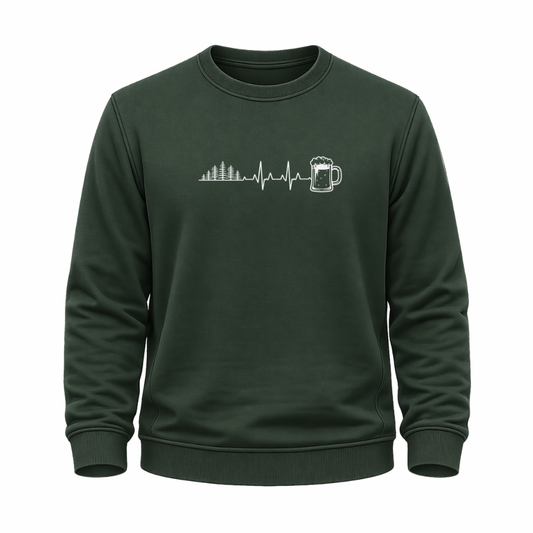 Grünes Wander Sweatshirt mit Herzschlag-Motiv aus Wald, Bäumen und Bierglas.